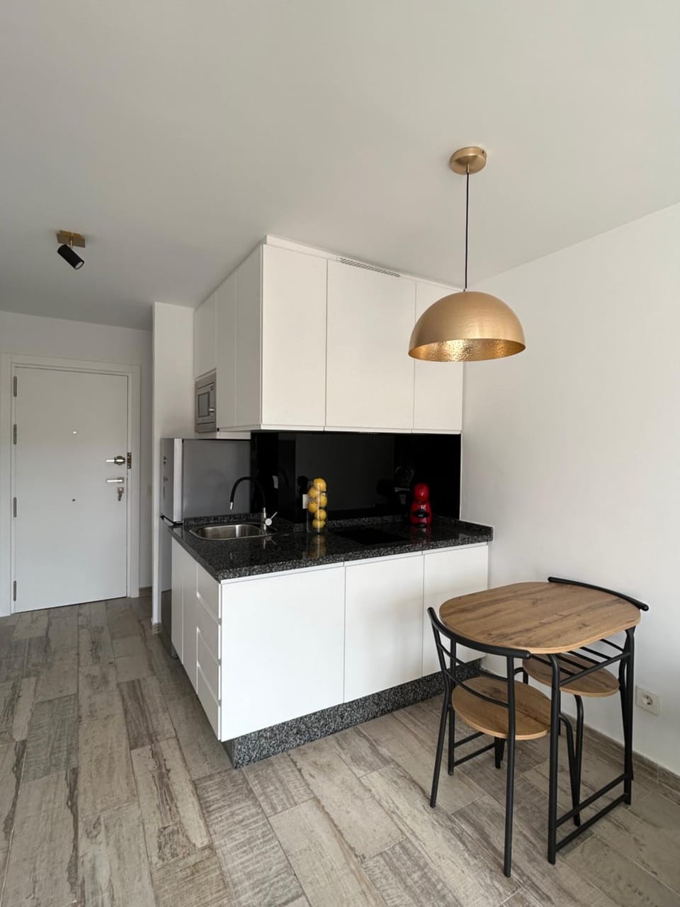 Kitchen or kitchenette, Dining area, minibar, stove