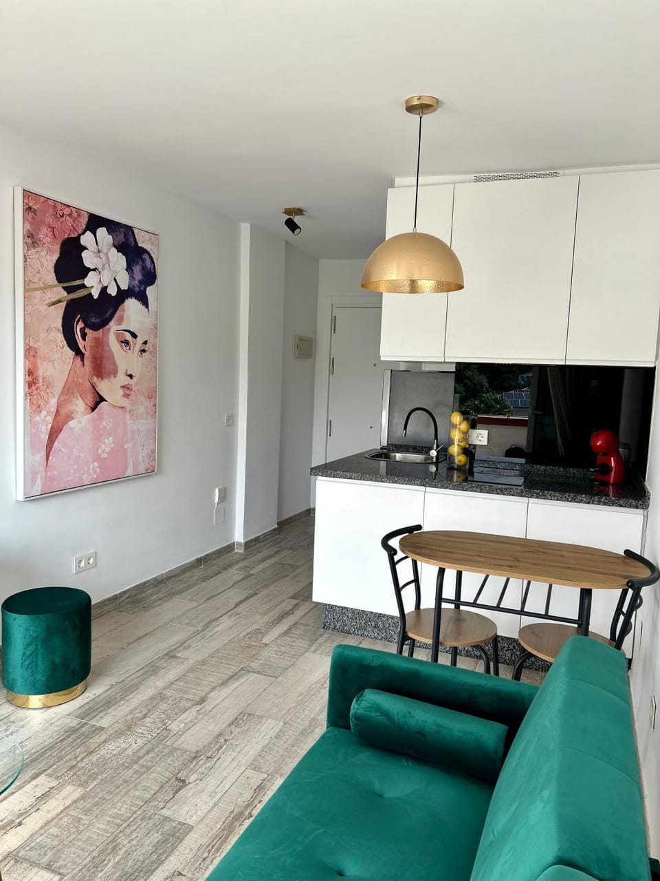 Kitchen or kitchenette, Dining area, stove