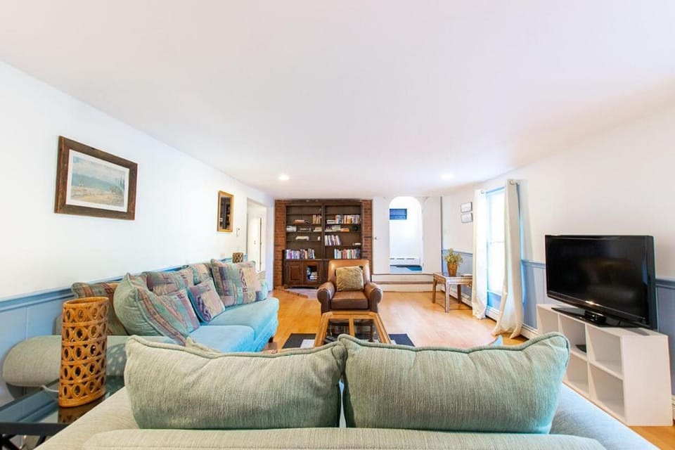 Large Home w Fire Pit and Dogs Welcome House in Harwich