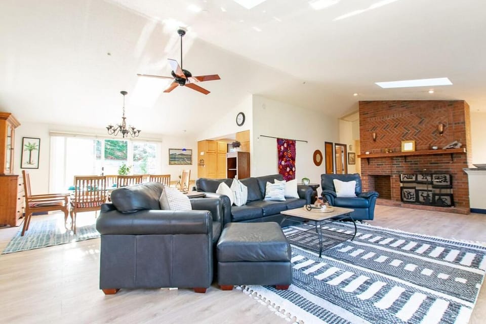 Large Home w Fire Pit and Dogs Welcome House in Harwich