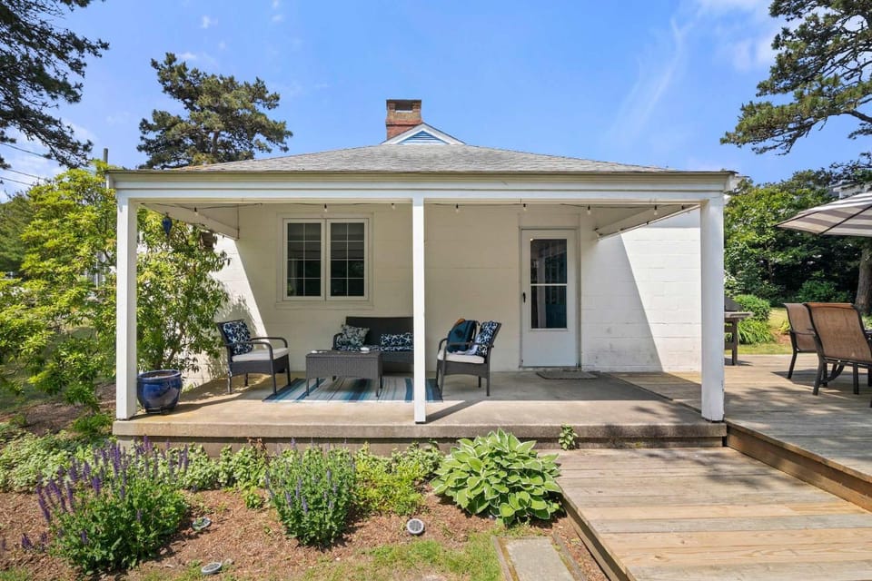 Updated Beach House Deck Outdoor Shower! House in South Chatham