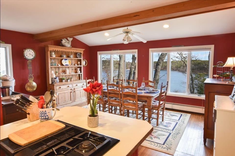 Waterfront on Pond w Private Beach House in Harwich