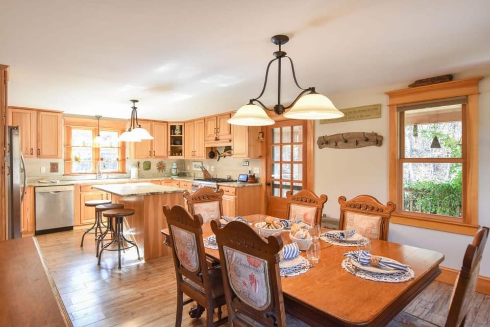 Beautiful Home w Artistic Flair House in South Chatham
