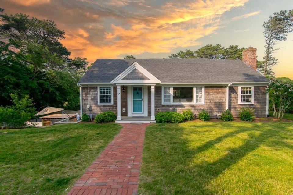 Great Chatham Location Near Beach House in Chatham