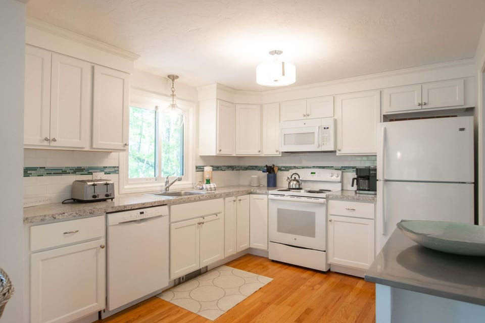 5-Mins to Forest Beach Dog Friendly House in South Chatham