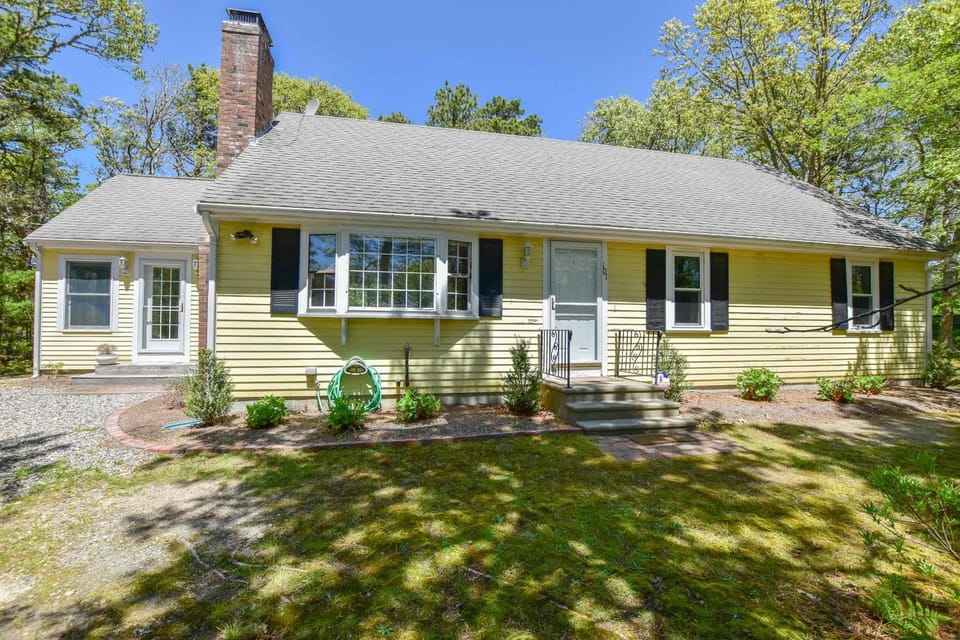 5-Mins to Forest Beach Dog Friendly House in South Chatham
