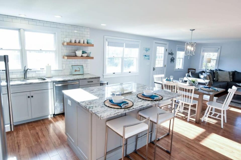 Wrap-Around Porch Mins to Beach House in South Chatham