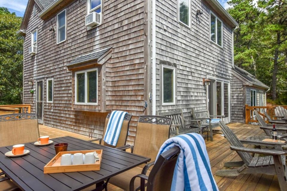 Amazing Location Lakefront Waterside Deck House in Harwich