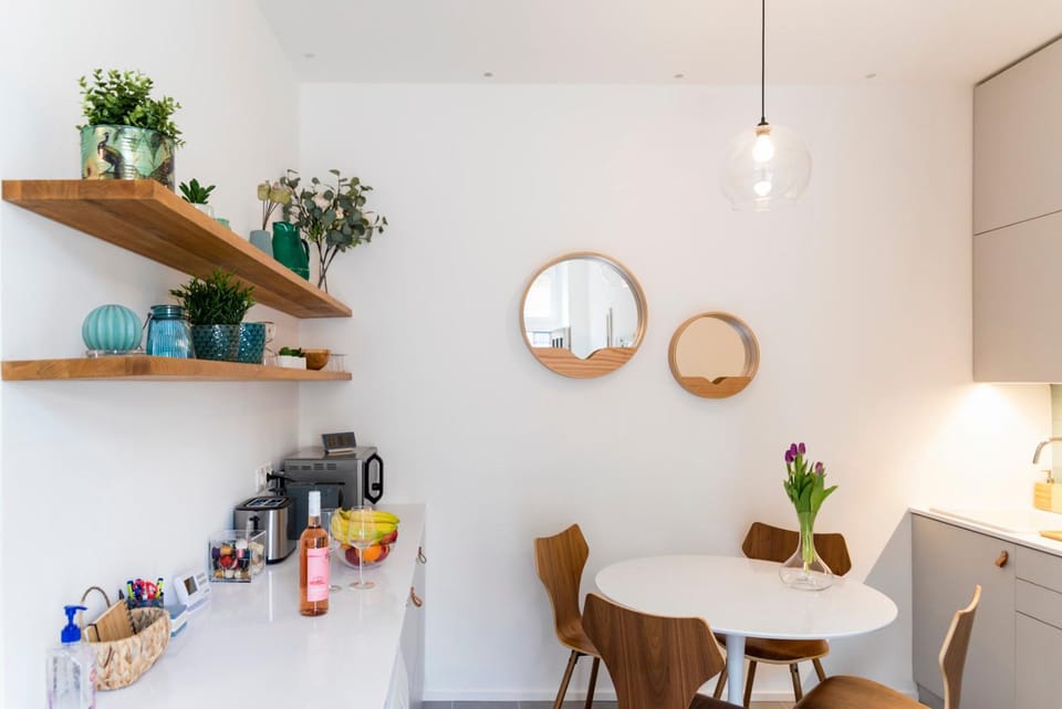 Coffee/tea facilities, Decorative detail, Dining area, microwave