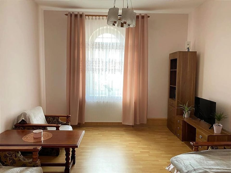 Bed, TV and multimedia, Living room, Photo of the whole room, Seating area, Bedroom, hair dresser