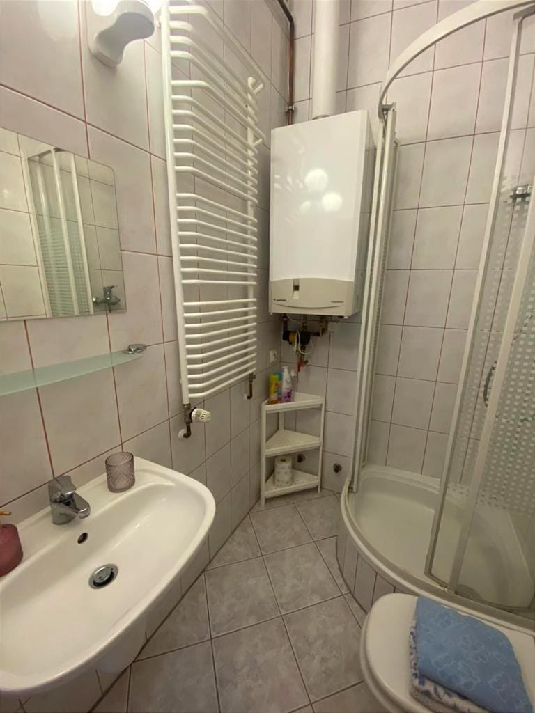 Shower, Toilet, Bathroom, towels