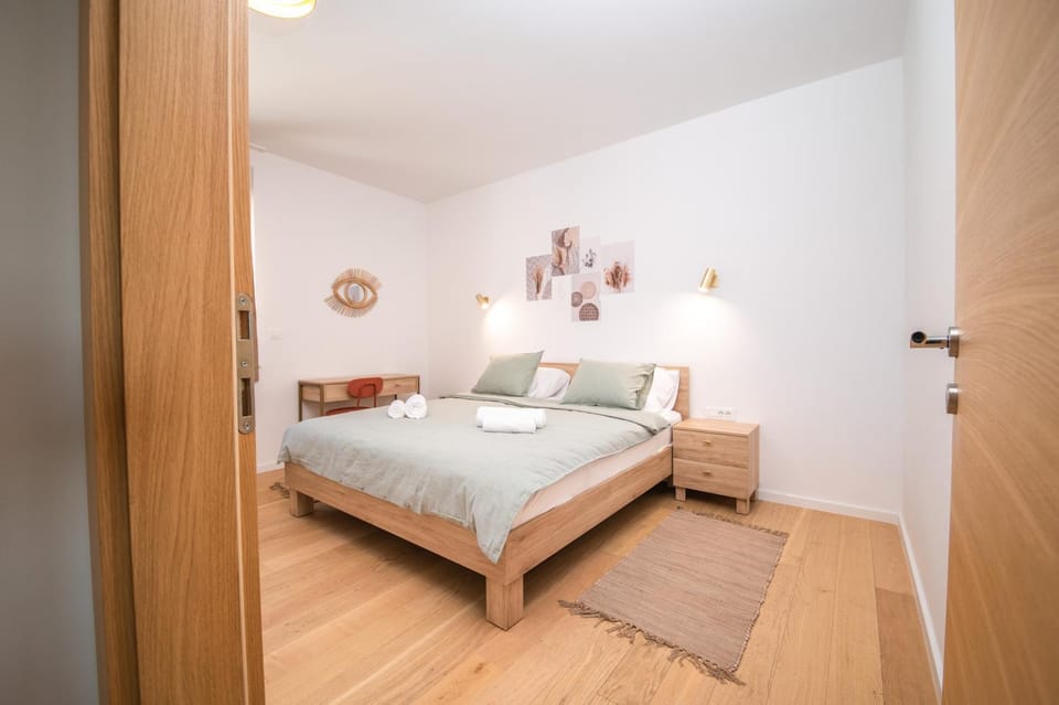 Bed, Bedroom, towels
