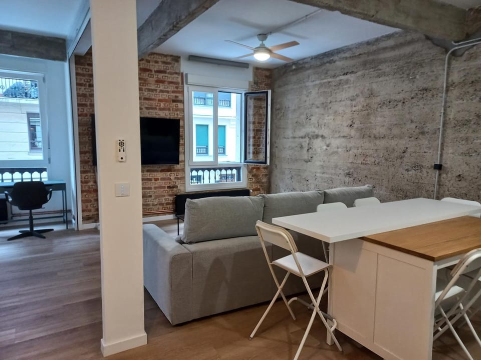 TV and multimedia, Living room, Seating area, Dining area