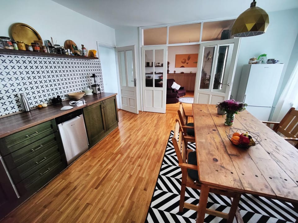 Kitchen or kitchenette, Dining area