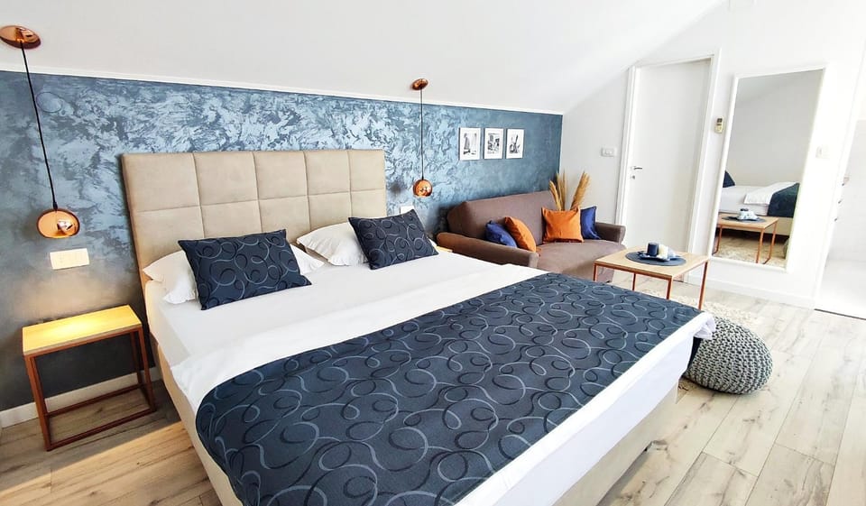 Bed, Photo of the whole room, Seating area, Bedroom