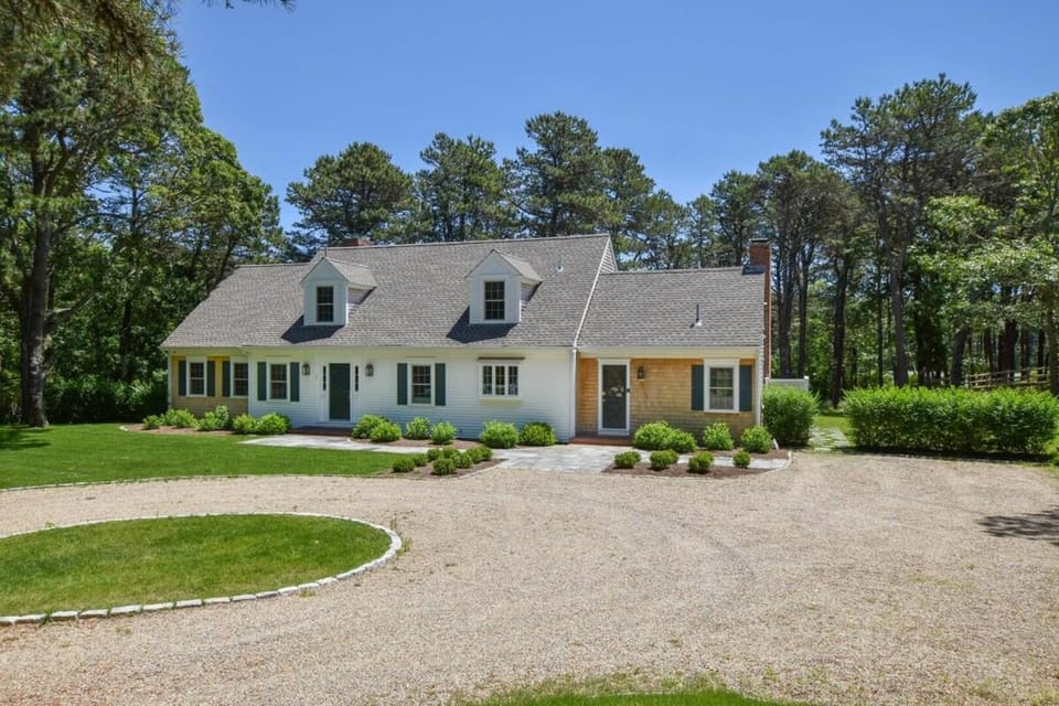 Pond-Front Home w Water Views House in Orleans