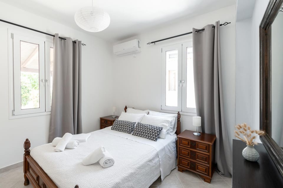 Bed, towels, air conditioner
