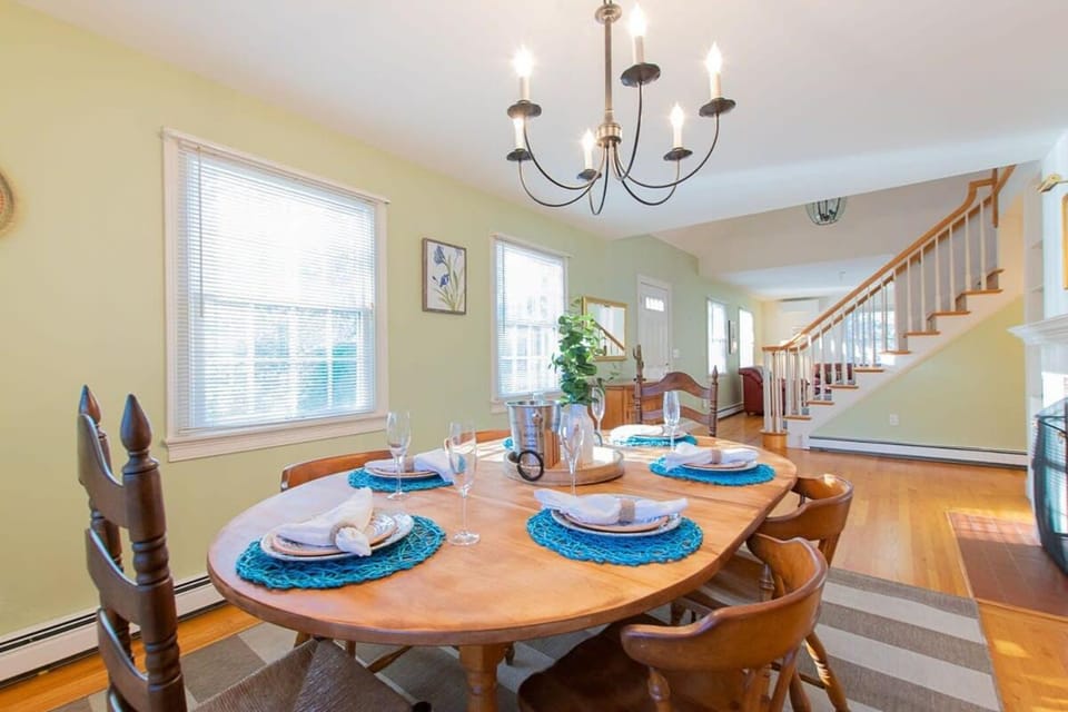 4-5 Min to Mill Pond or Nauset Beach House in Orleans