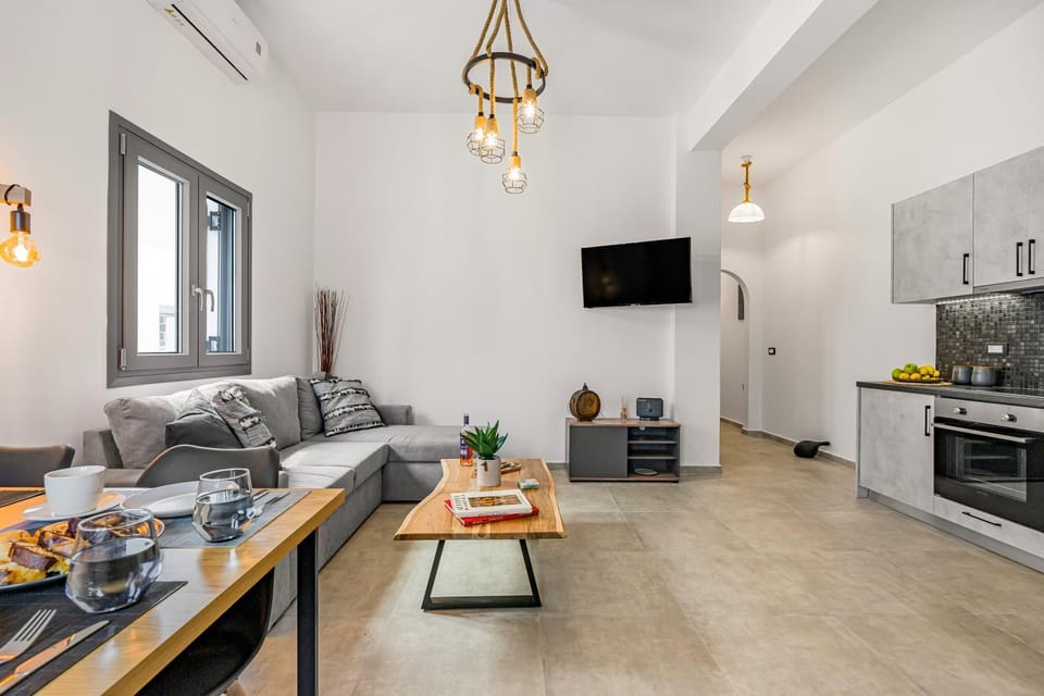 TV and multimedia, Kitchen or kitchenette, Living room, Seating area