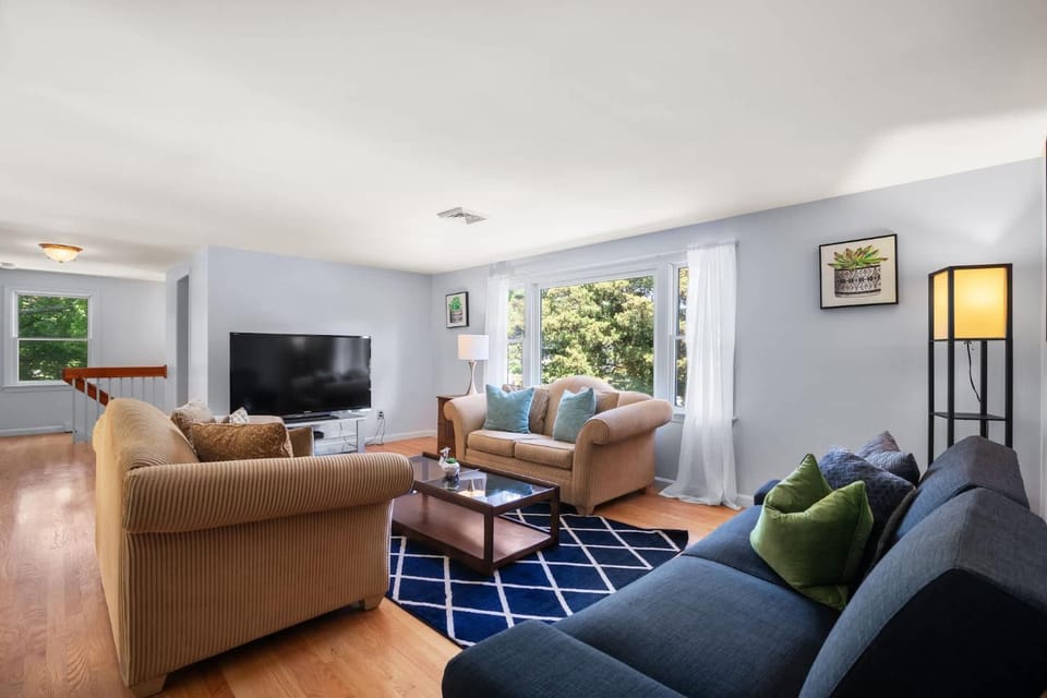 Mins to Nauset Beach & Walkable to Town House in East Orleans