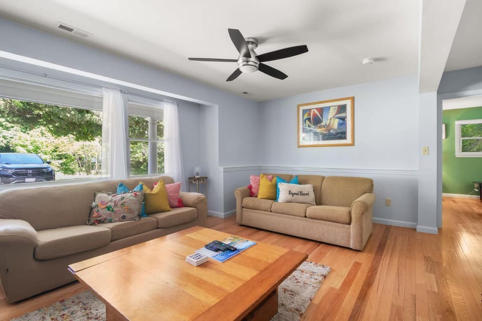 Mins to Nauset Beach & Walkable to Town House in East Orleans