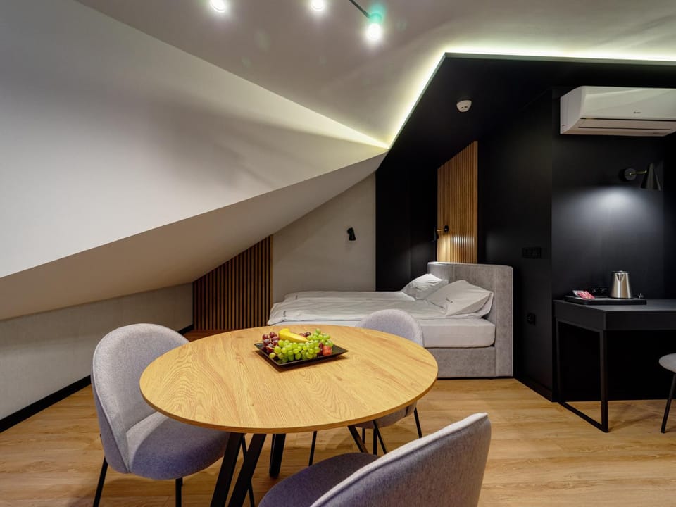 Bed, Food and drinks, Food, Breakfast