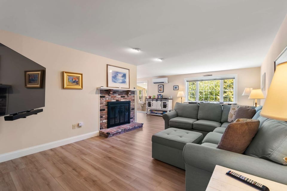 Sunroom Mins to Beaches Views of Marsh House in North Eastham