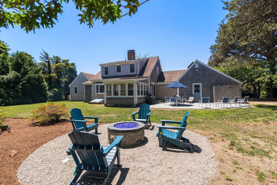 Sunroom Mins to Beaches Views of Marsh House in North Eastham
