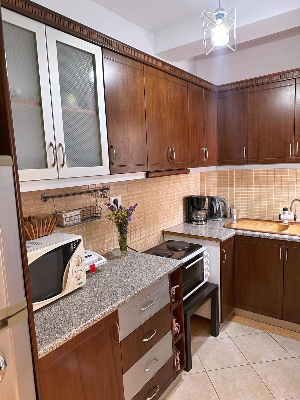 Kitchen or kitchenette, minibar, oven, stove, toaster