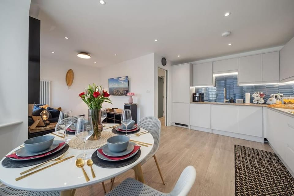 Kitchen or kitchenette, Food and drinks, Dining area, Food, minibar
