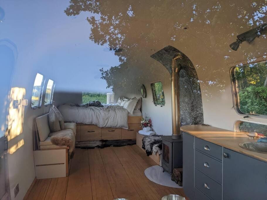 Airstream, vintage American caravan & Hottub House in Ashburton