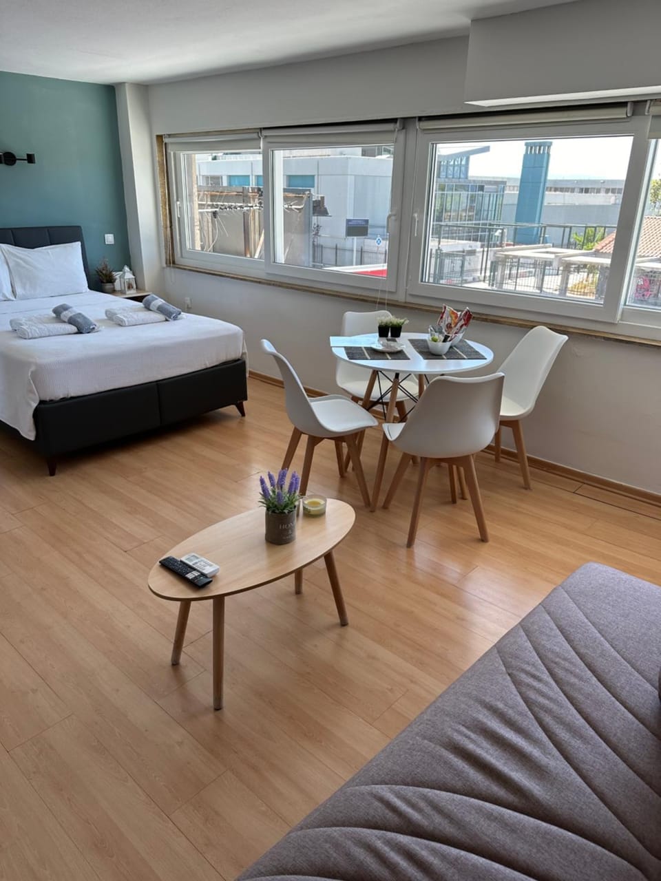 Bed, Living room, Photo of the whole room, Seating area