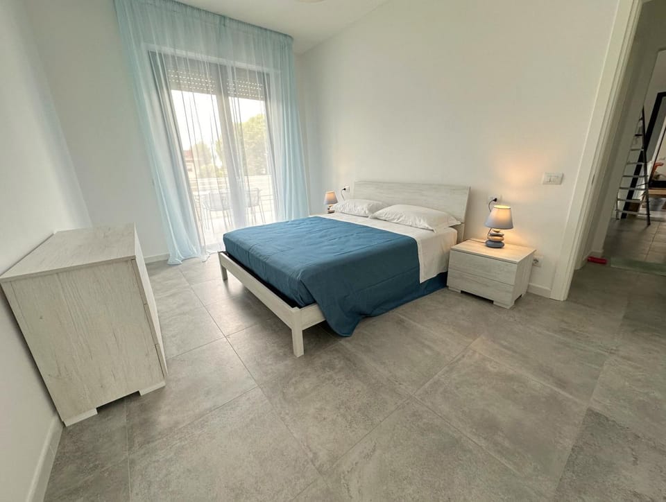 Bedroom, wardrobe, air conditioner