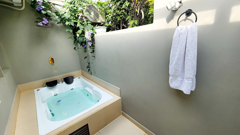 Hot Tub, Bath