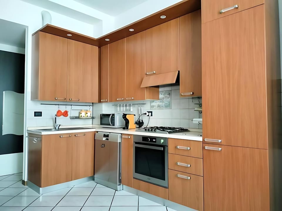 Kitchen or kitchenette, dishwasher, oven