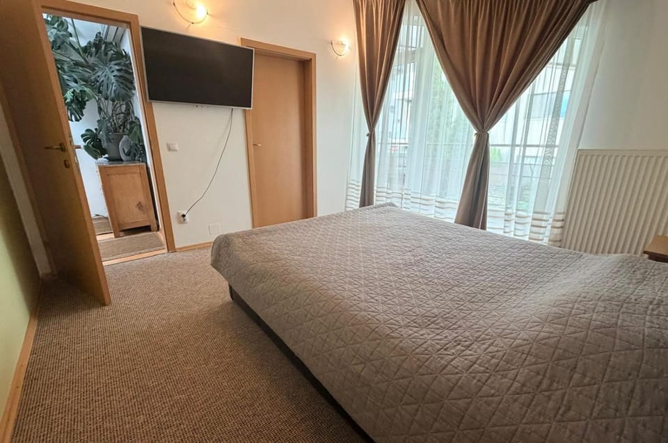 Bed, TV and multimedia, Bedroom
