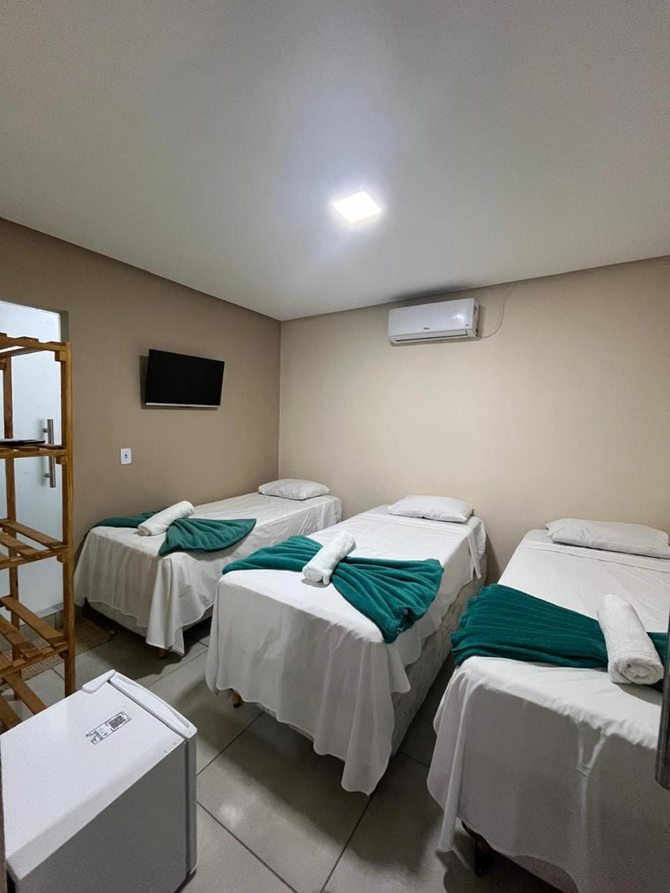 Bed, TV and multimedia, Photo of the whole room, Bedroom, towels, air conditioner