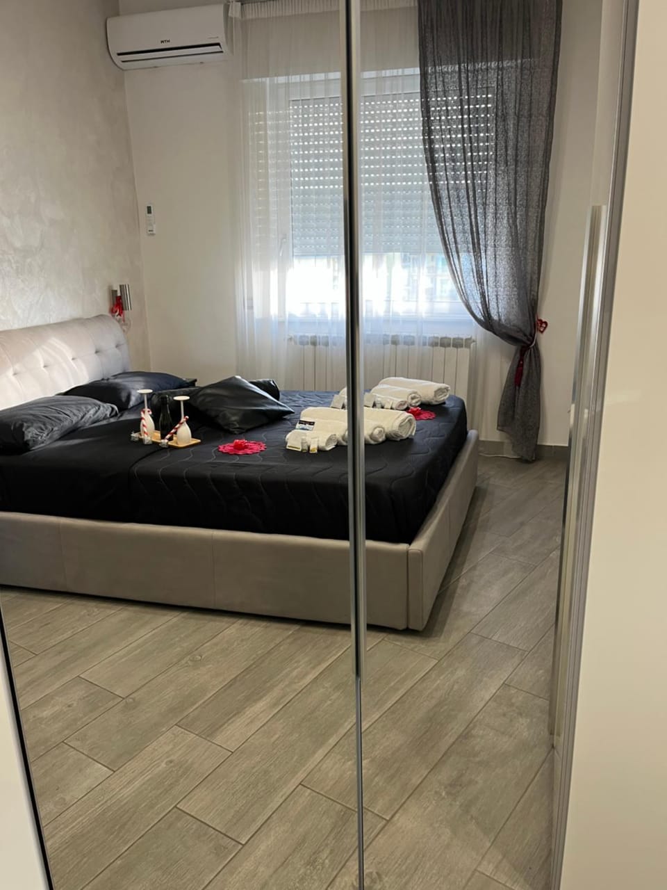 Photo of the whole room, Bedroom, wardrobe