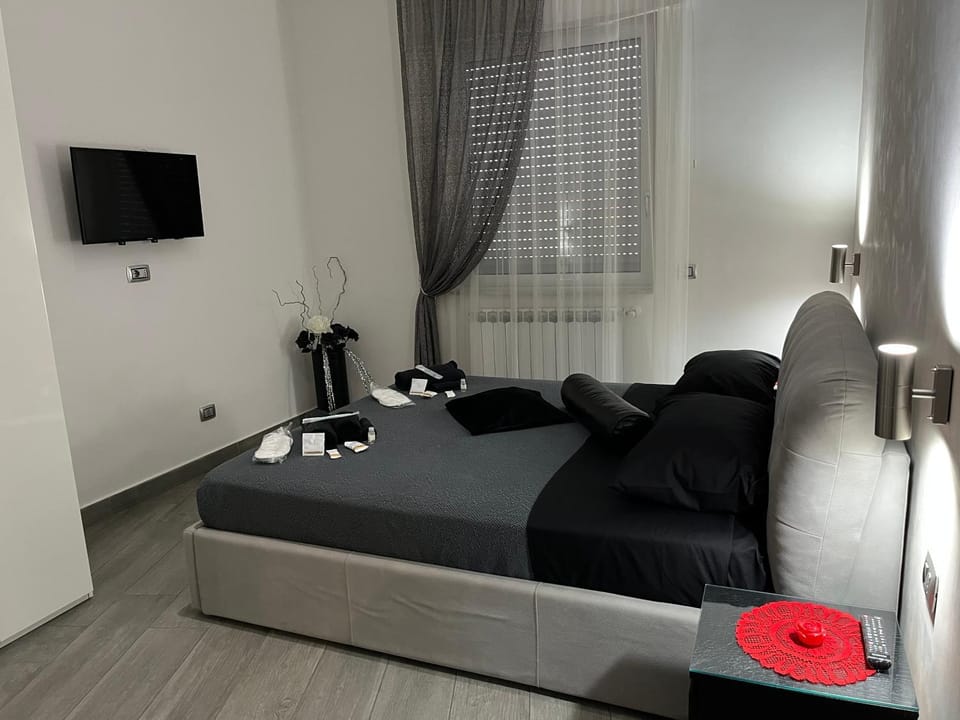 Bed, TV and multimedia, Photo of the whole room, Bedroom