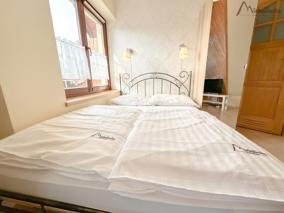 Bed, Photo of the whole room, wardrobe