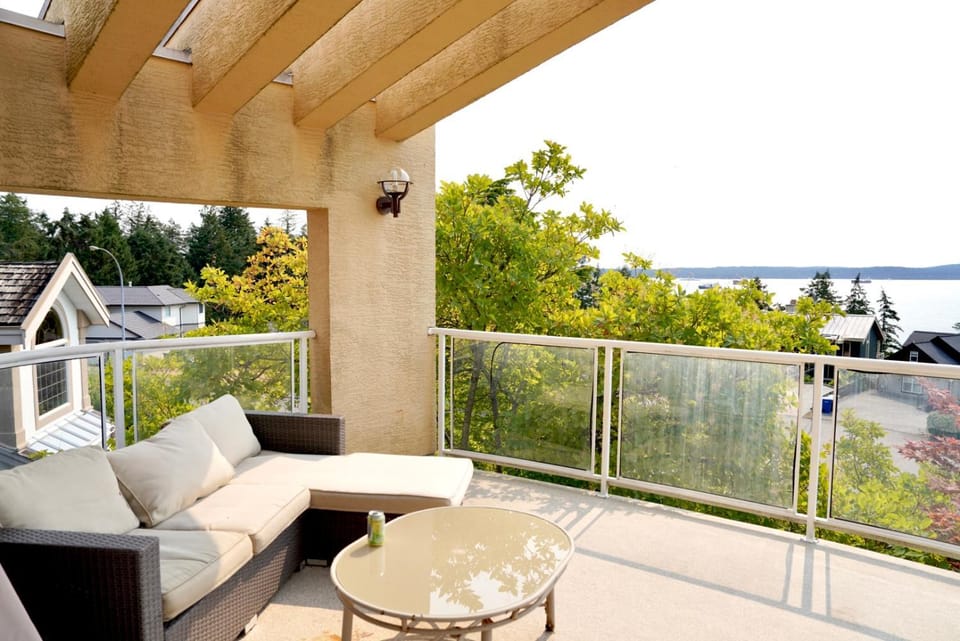 View (from property/room), Balcony/Terrace, Seating area, Sea view