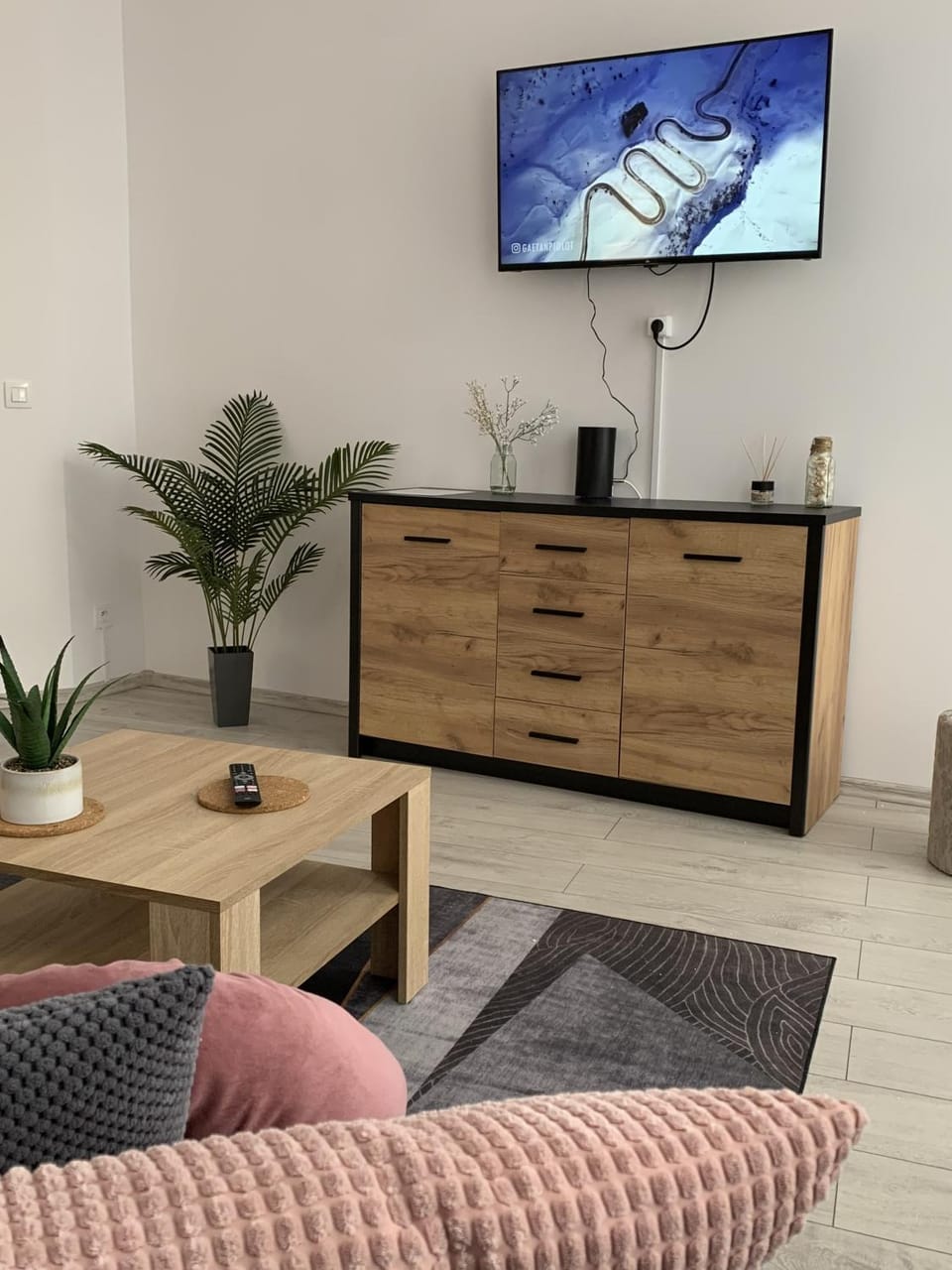 Communal lounge/ TV room, TV and multimedia, Living room, Seating area, Evening entertainment