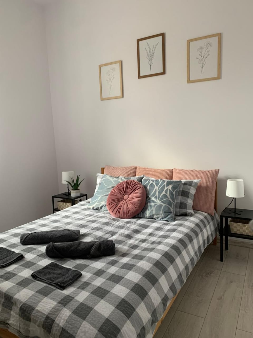 Bed, Seating area, Bedroom