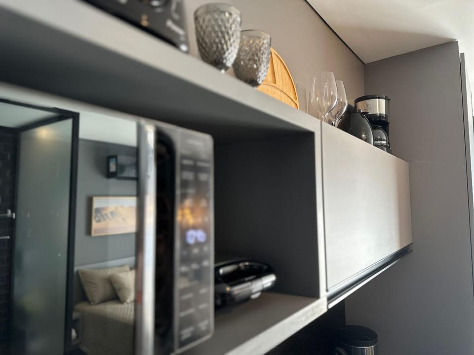Kitchen or kitchenette, minibar