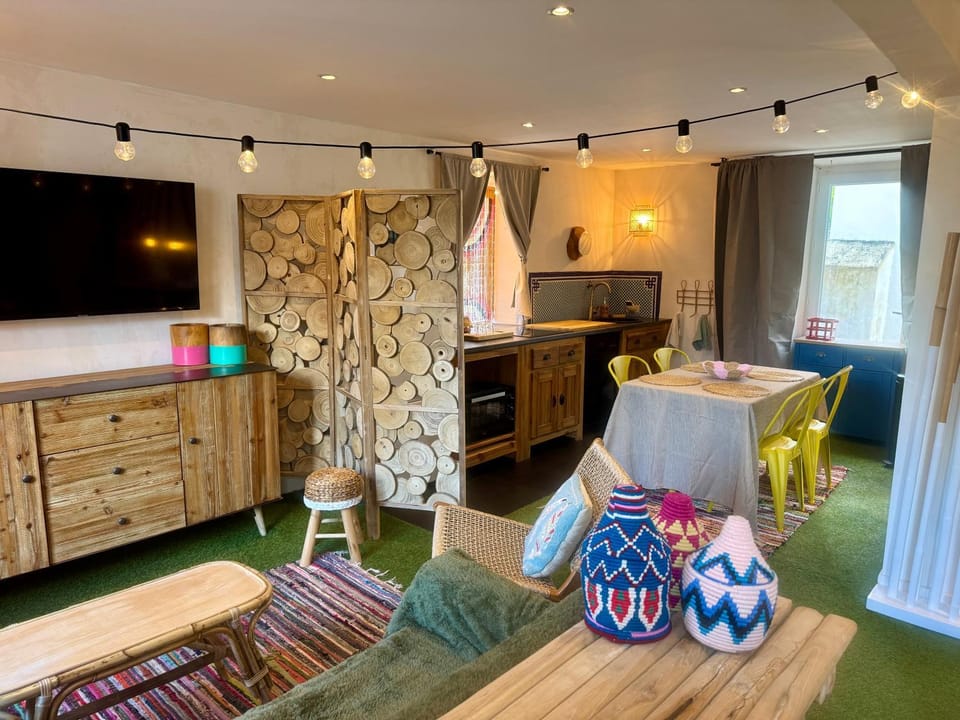 Property building, Communal lounge/ TV room, Day, Kitchen or kitchenette, Living room, kitchen, kitchen