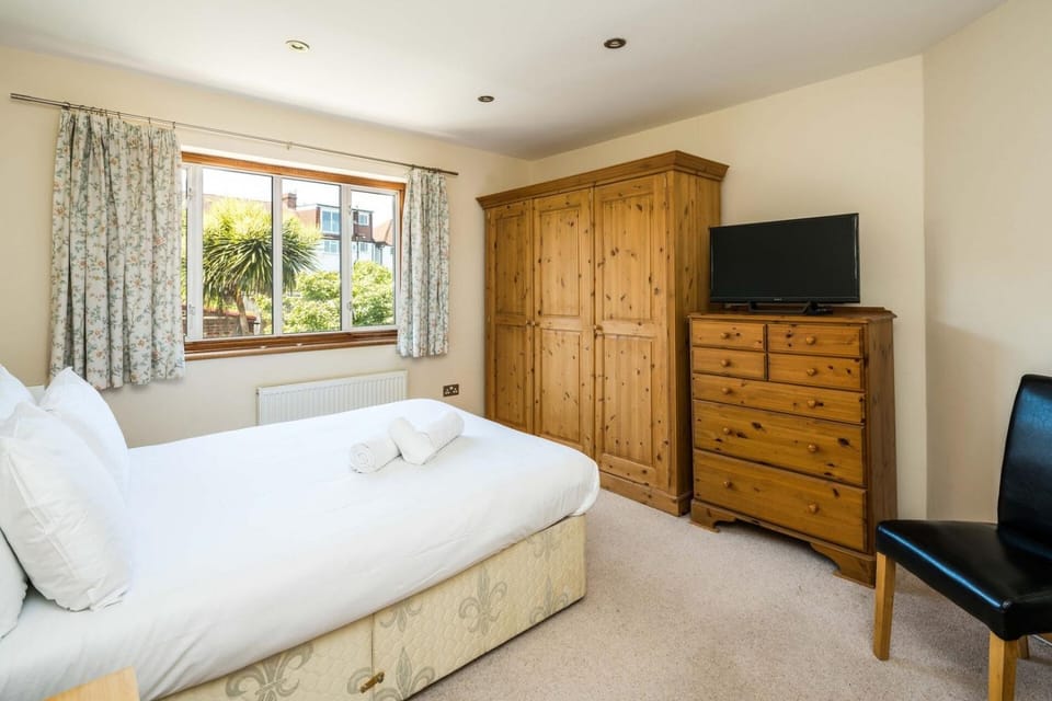 Elegant 2BD House with Garden and Decked Patio House in London Borough of Southwark