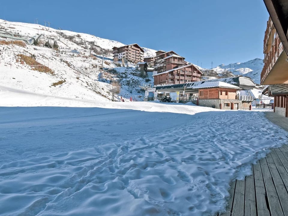 Chalet familial 12 pers avec jacuzzi et ski-in/ski-out - FR-1-613B-40 Apartment in Les Allues