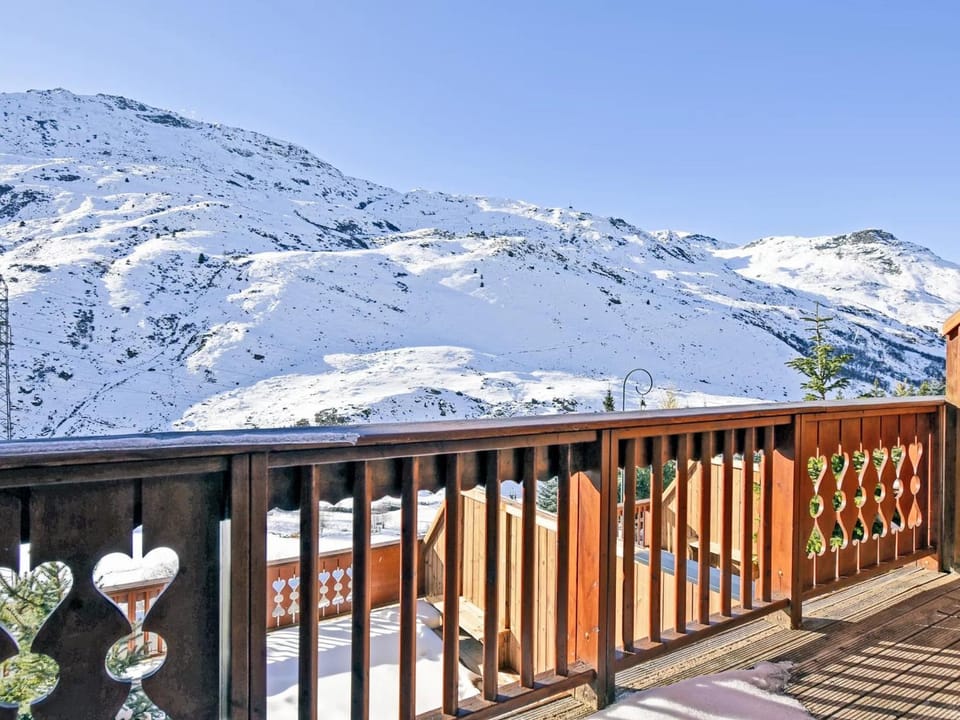 Chalet familial 12 pers avec jacuzzi et ski-in/ski-out - FR-1-613B-40 Apartment in Les Allues