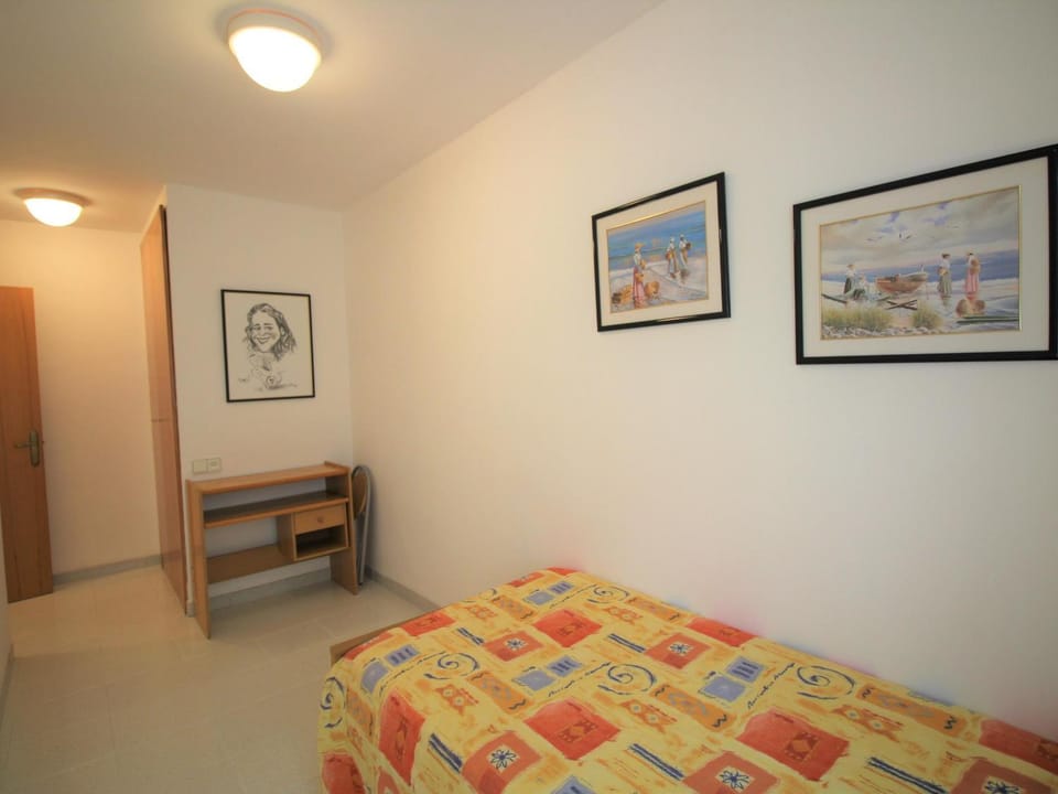 Amplio y luminoso apartamento en Grifeu, terraza, jardín y a 200m de la playa - ES-228-155 Apartment in Alt Empordà