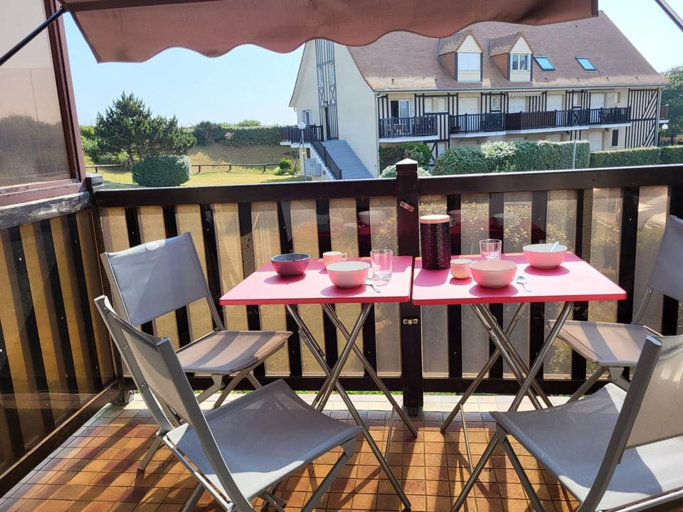 Duplex en front de mer avec balcon à Merville-Franceville-Plage - FR-1-465-99 Apartment in Normandy